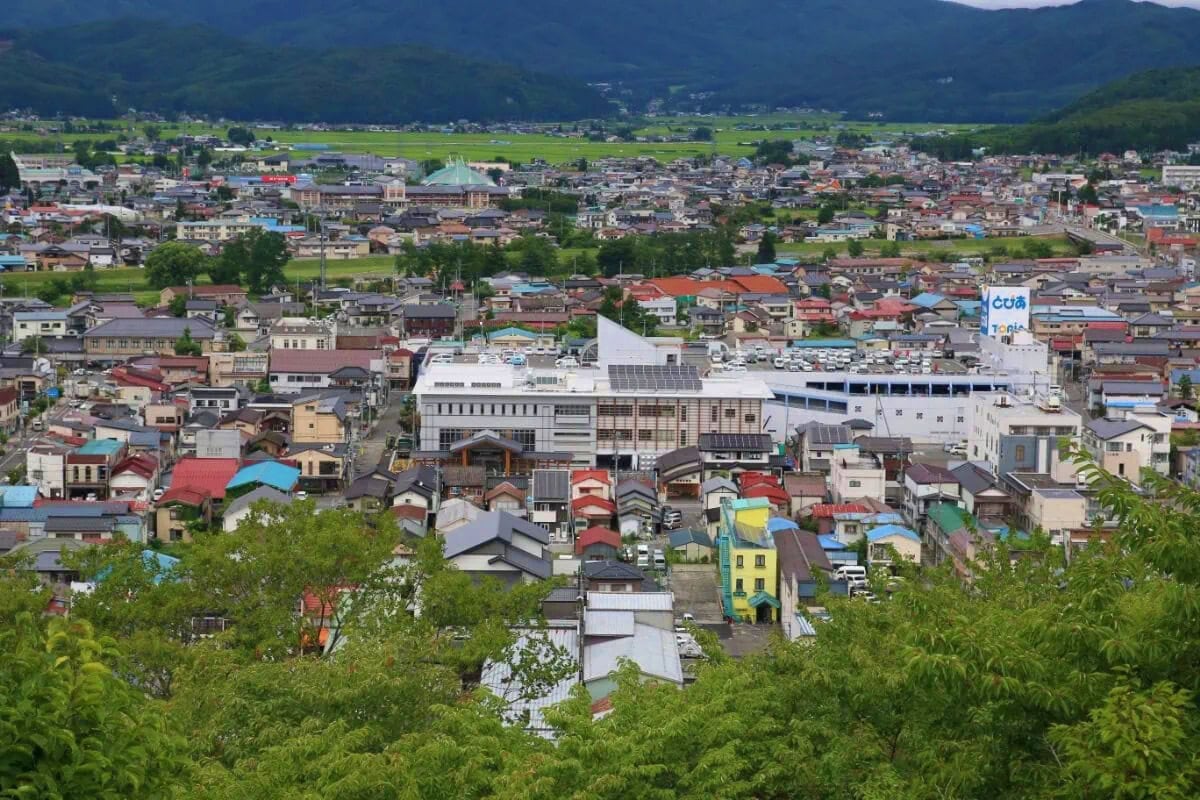 岩手県遠野市の鍋倉公園。鍋倉城跡を整備した公園で、住民の憩いの場となっています