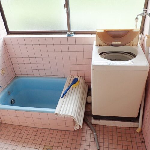 長崎県南島原市の物件の浴室。洗濯機置き場がここにある。