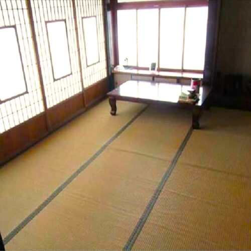 広島県三次市の物件の和室。障子紙から優しい光が差し込む。