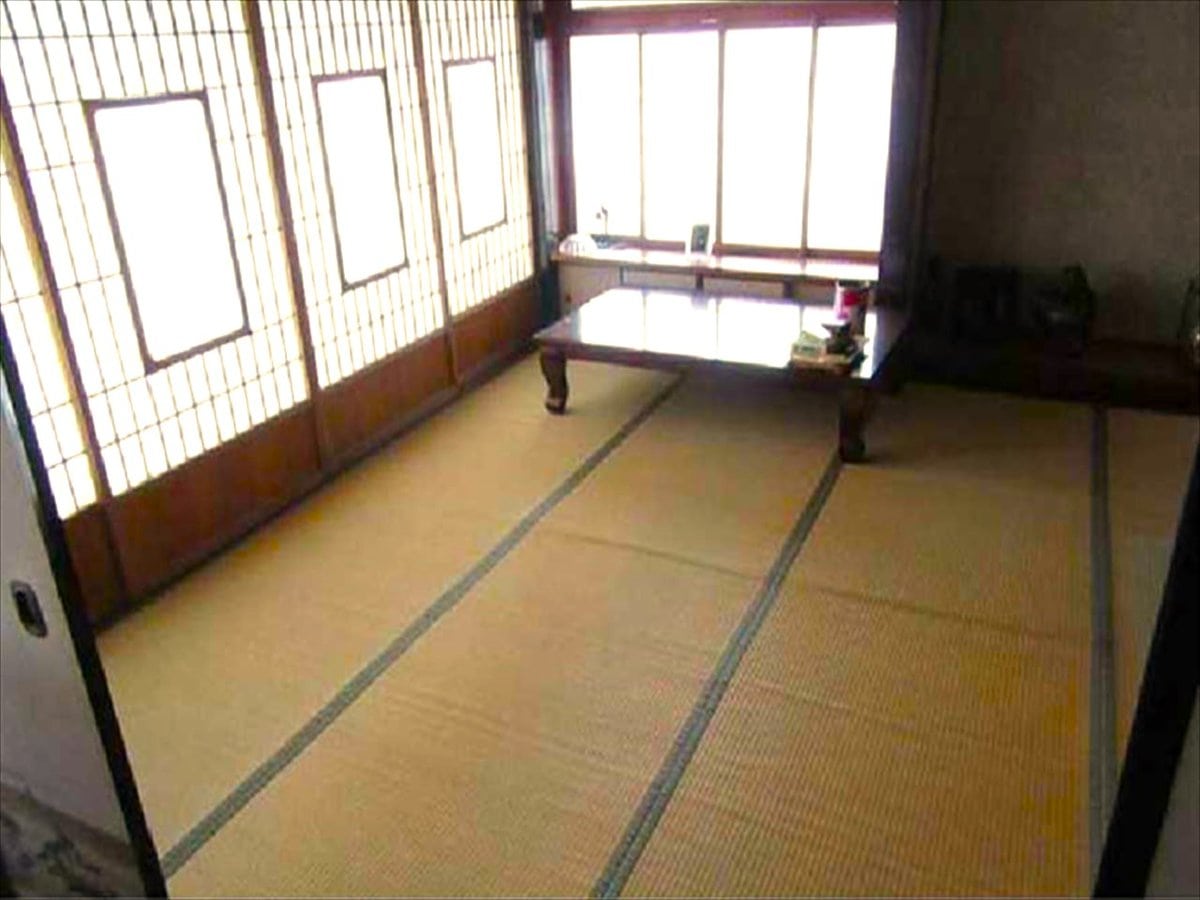 広島県三次市の物件の和室。障子紙から優しい光が差し込む。