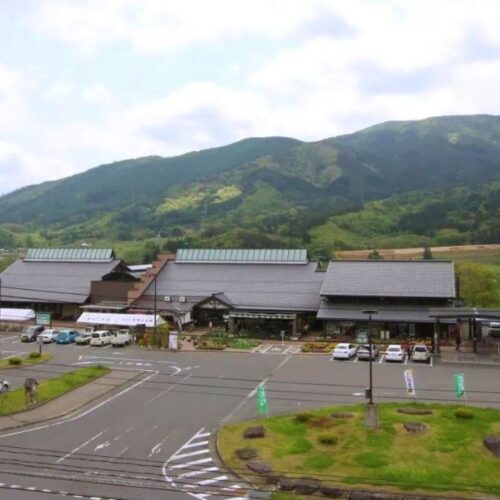 岩手県遠野市の道の駅「遠野風の丘」。農産物などが販売され、多くの人でにぎわっています