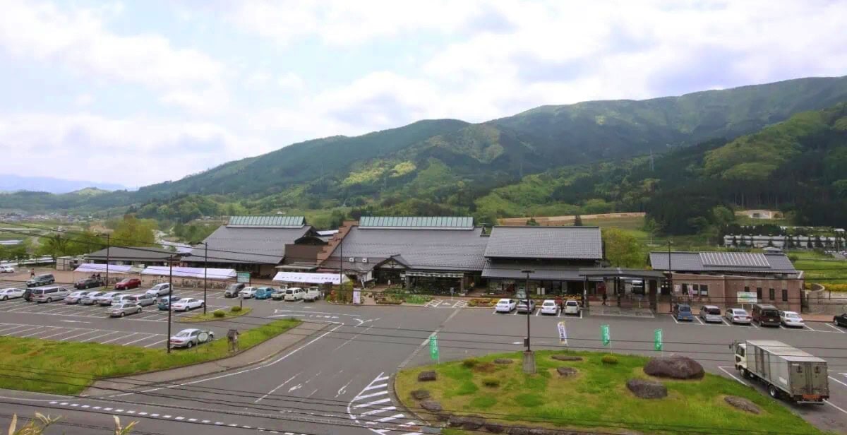 岩手県遠野市の道の駅「遠野風の丘」。農産物などが販売され、多くの人でにぎわっています