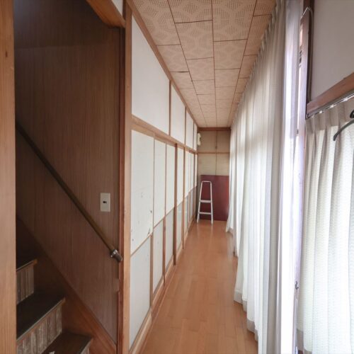 山形県大江町の物件の1階の縁側と階段。縁側は日当たりがよく明るさ十分。