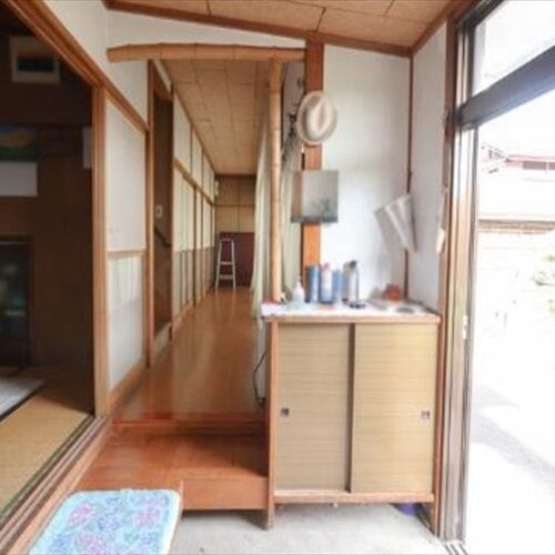 山形県大江町の物件は、玄関を入ると東側は縁側になっている。