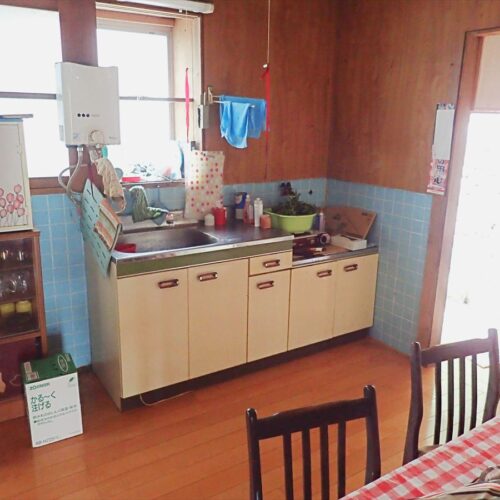 長崎県南島原市の物件のキッチン。コンパクトにまとまっている。