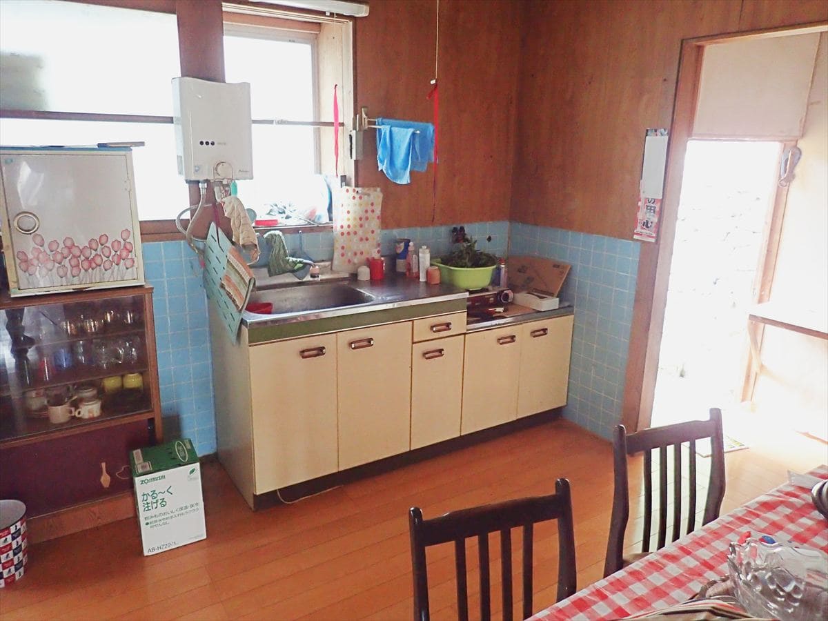 長崎県南島原市の物件のキッチン。コンパクトにまとまっている。