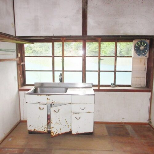 岩手県遠野市の物件の台所。設備は使えないので、新しく設置する必要があります
