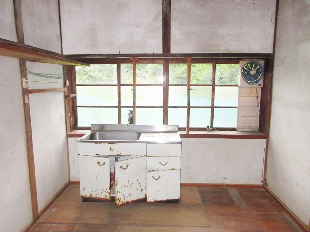 岩手県遠野市の物件の台所。設備は使えないので、新しく設置する必要があります