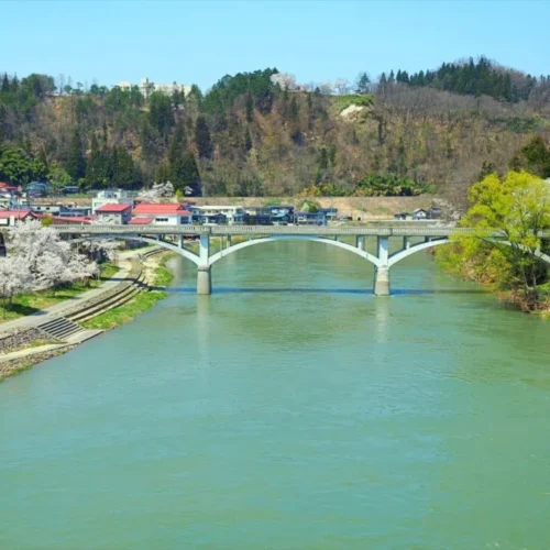 最上川舟運の中継地として栄えた「水郷の町」のシンボル、「旧最上橋」。