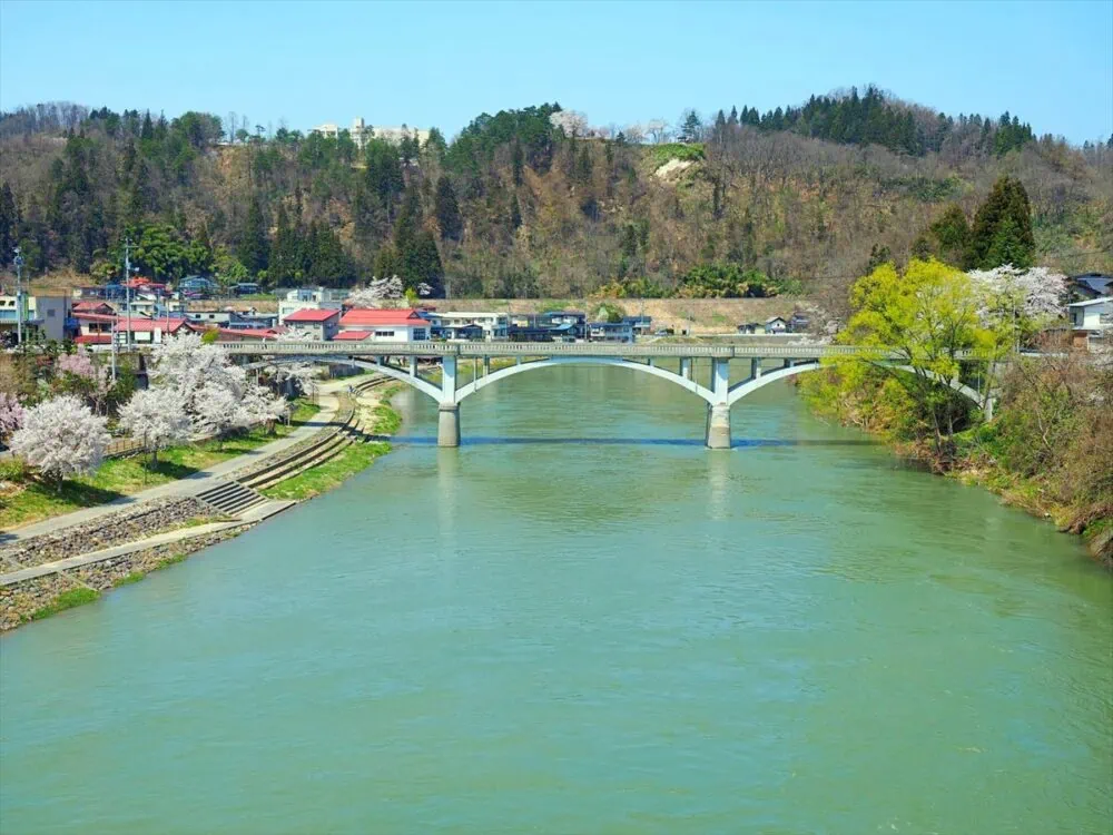 最上川舟運の中継地として栄えた「水郷の町」のシンボル、「最上橋」。