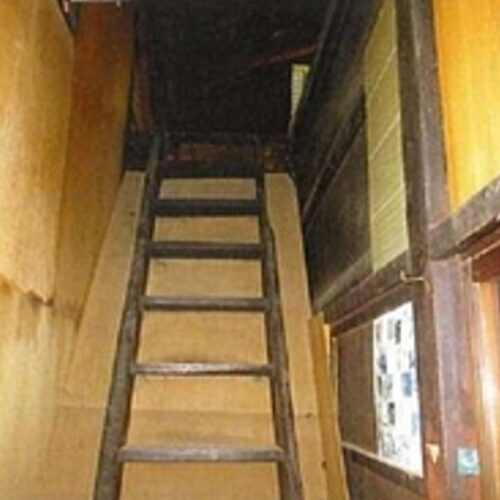 富山県南砺市にある物件。屋根裏部屋に続く階段は昔の時代にタイムスリップしたみたい。