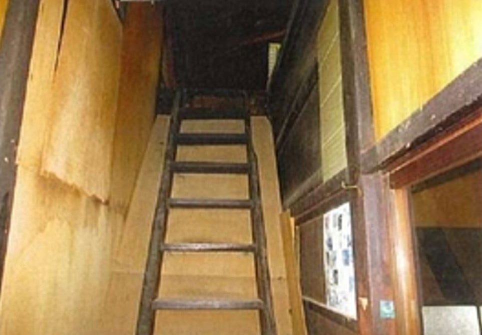 富山県南砺市にある物件。屋根裏部屋に続く階段は昔の時代にタイムスリップしたみたい。