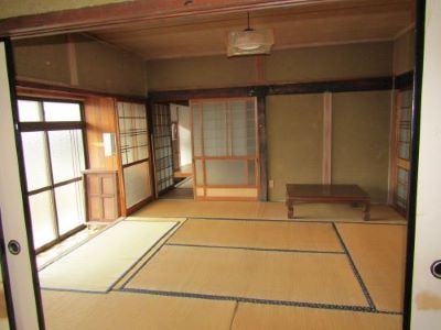 大分県杵築市の物件の和室。日当たりもよく、開放的。