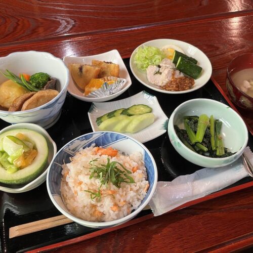 秋田県羽後町の郷土料理。「農家キッチン　あるもんで」の御膳。