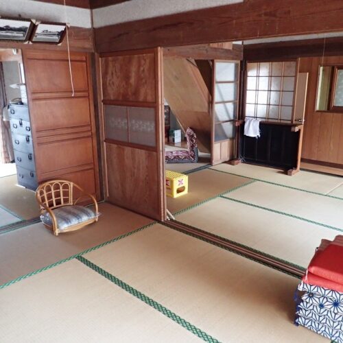 長崎県南島原市の物件の和室。引き戸を開け放つと、日当たり良好で風通しもいい。