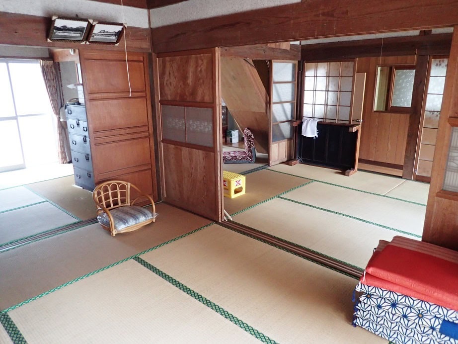 長崎県島原市の物件の和室。引き戸を開け放つと、日当たり良好で風通しもいい。