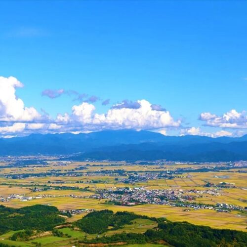 秋田県羽後町のほぼ中央に位置する太平山（たいへいざん）中腹からの眺め。羽後町を含めた横手盆地が一望できる。