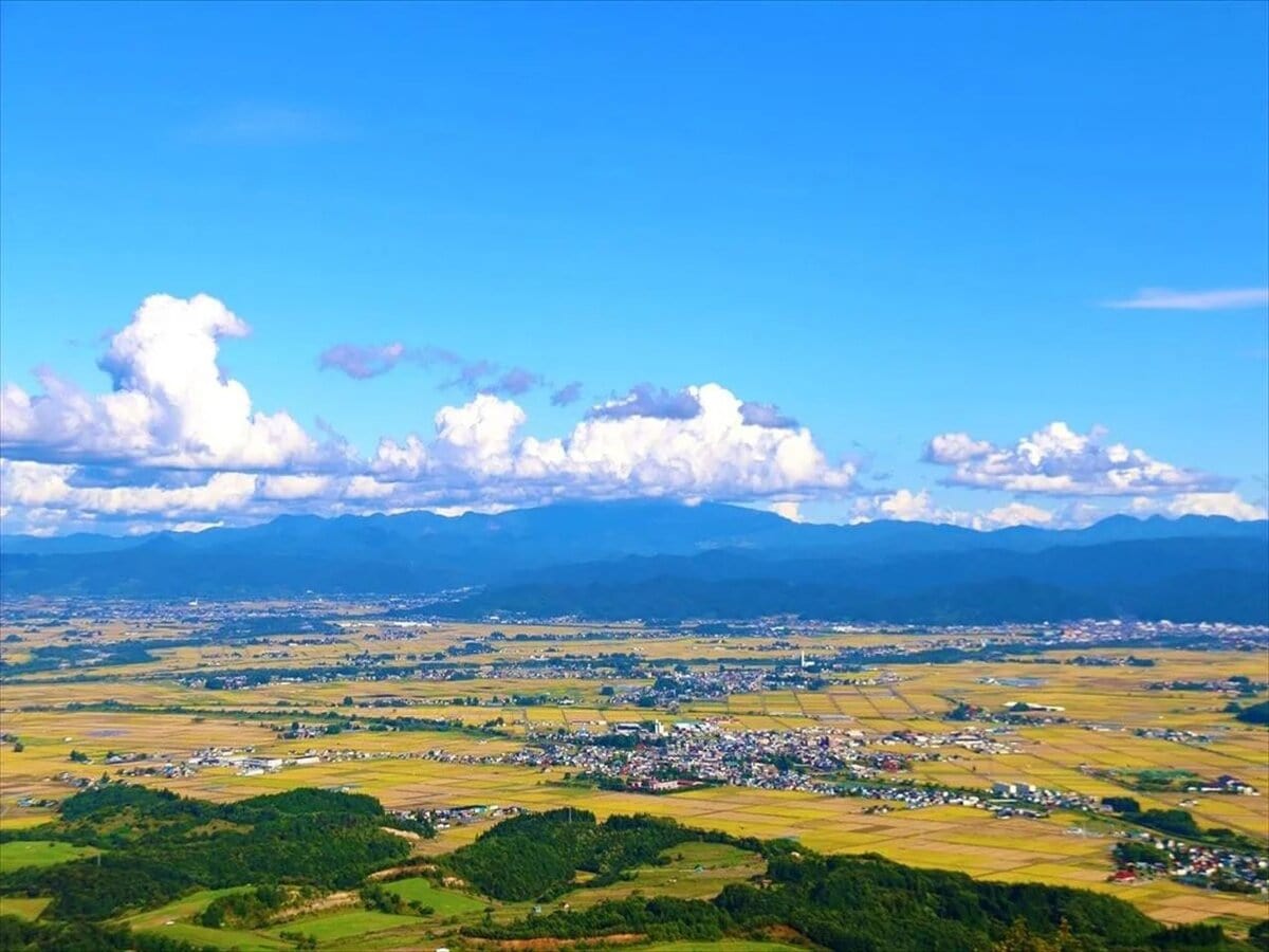 秋田県羽後町のほぼ中央に位置する太平山（たいへいざん）中腹からの眺め。羽後町を含めた横手盆地が一望できる。