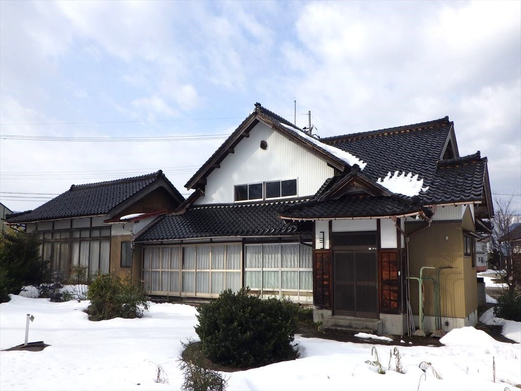 富山県南砺市にある物件。冬は雪が積もり風情がある。