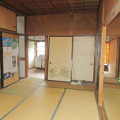岩手県遠野市の物件の和室。全体に古く、補修が必要です