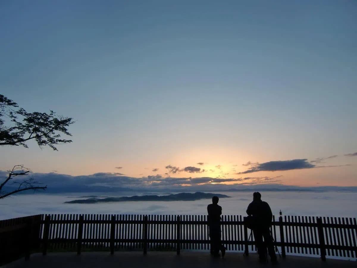 江の川（ごうのかわ）、西城川、馬洗川の3本の川が流れ、市の中心部で合流する広島県三次市。秋から早春にかけてこれらの川から川霧が発生し、早朝に盆地をすっぽりと覆う「霧の海」が観測できる日がある。