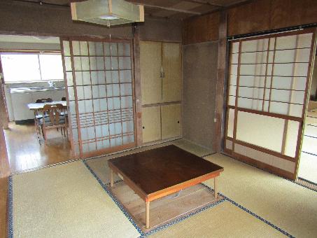 大分県杵築市の物件の和室。引き戸を開け放てば、広々とした空間に。