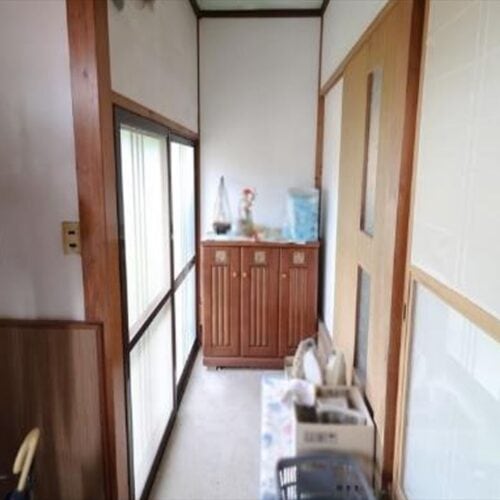 山形県大江町の物件。玄関の西側は土間が続いている。