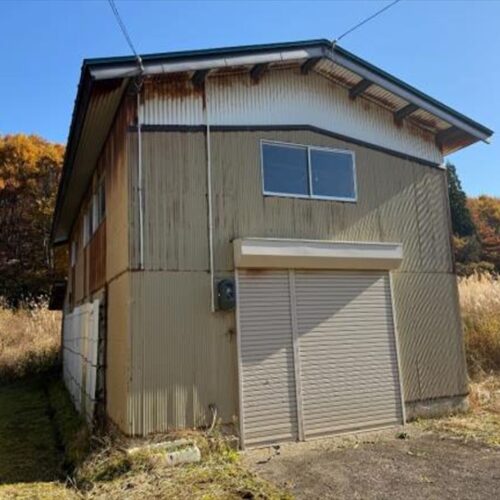 秋田県羽後町の物件の付属屋。広さ十分で、さまざまな使い道がありそう。
