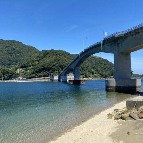 沖家室（おきかむろ）大橋と透き通るように美しい海
