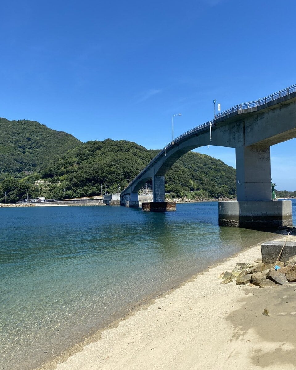 沖家室（おきかむろ）大橋と透き通るように美しい海
