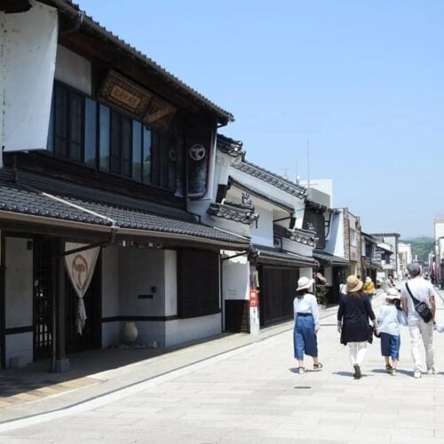 広島県三次市で最も古い商店街「みよし本通り商店街」。古い建物には防火壁としてつくられた「卯建（うだつ）」が見られ、石畳と相まってとてもノスタルジックな雰囲気。