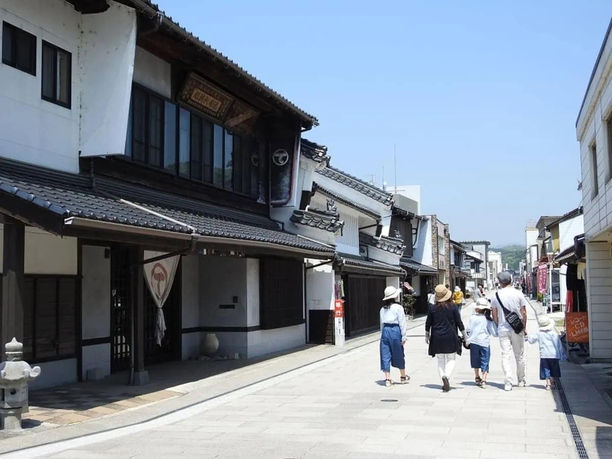 広島県三次市で最も古い商店街「みよし本通り商店街」。古い建物には防火壁としてつくられた「卯建（うだつ）」が見られ、石畳と相まってとてもノスタルジックな雰囲気。