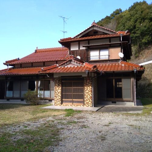 空港のあるまちで、都市の利便性と自然に寄り添う暮らしを両立【山口県宇部市】手入れの行き届いた農地付き物件。庭にはクリ、カキ、イチジクの果樹も