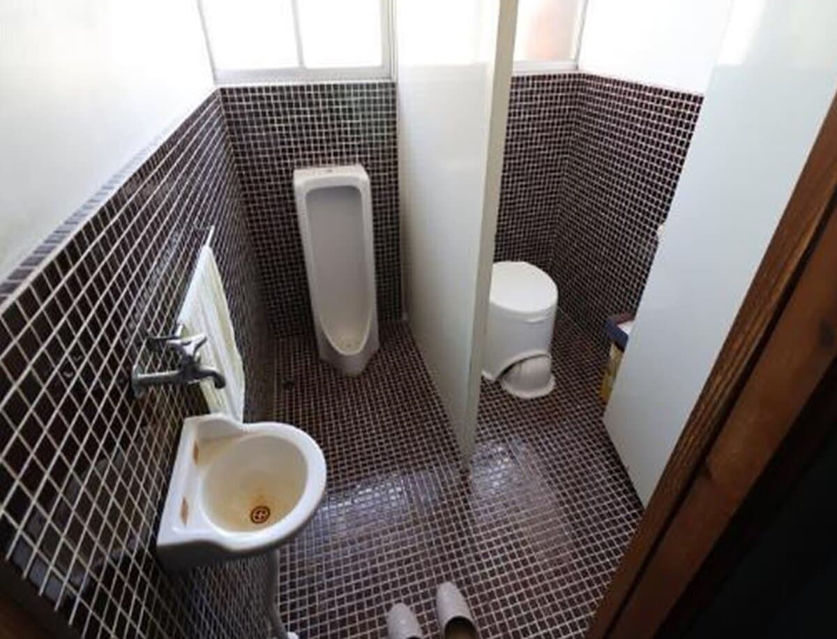 山形県大江町の物件のトイレ。水洗ではないが、広々としている。