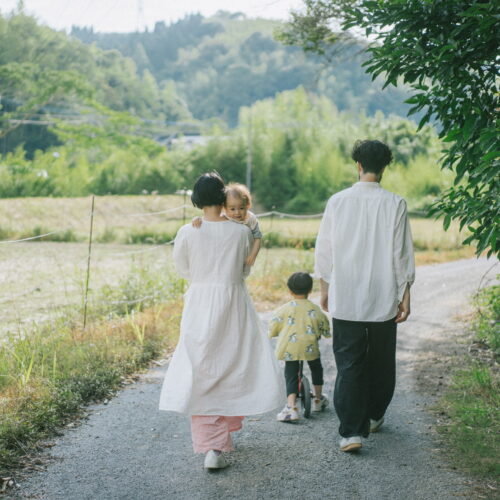 東京都狛江市から鹿児島県霧島市へ家族で移住。現在は、革職人の夫と2人の息子とともに、築230年の古民家で暮らしている、真央さんご家族。