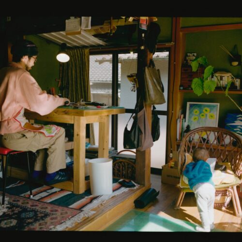 「はい。夫は移住をきっかけに独立して、革ブランド『TENTE Handcrafted』を立ち上げました。家の一部屋を工房にして、そこで日々革製品を制作しています。」
