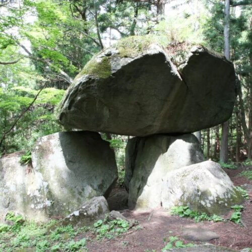 岩手県遠野市の続石。『遠野物語』にも出てくる奇石です