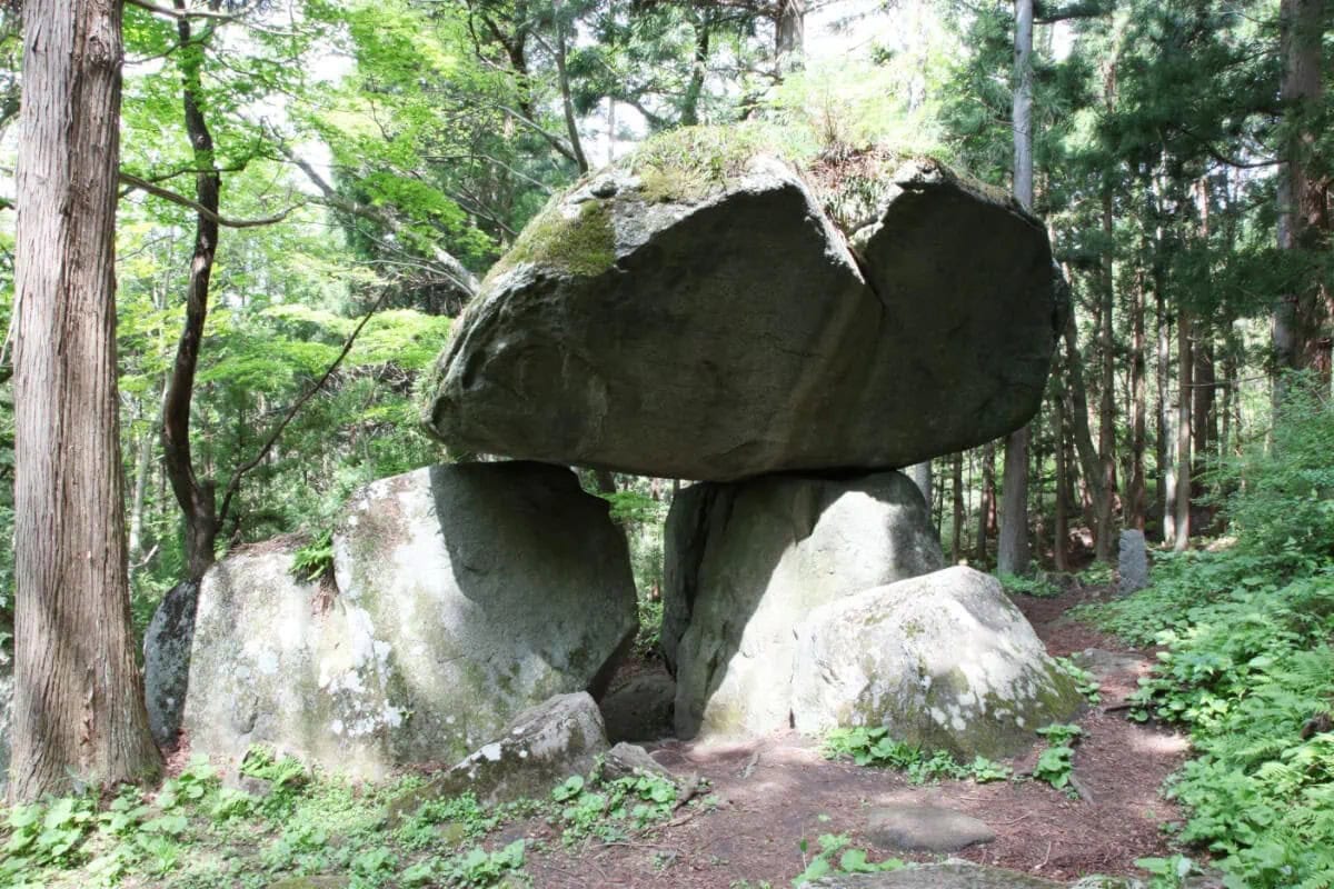 岩手県遠野市の続石。『遠野物語』にも出てくる奇石です