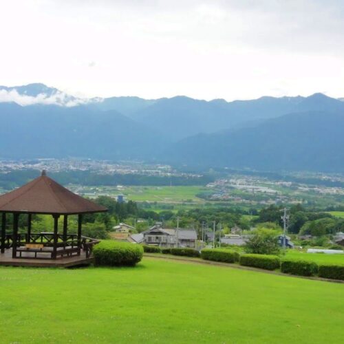 長野県駒ヶ根市の「ふるさとの丘」。市内を流れる天竜川と駒ヶ根市街地、中央アルプスが一望できるスポット