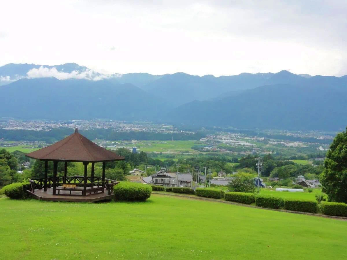 長野県駒ケ根市の「ふるさとの丘」。市内を流れる天竜川と駒ヶ根市街地、中央アルプスが一望できるスポット