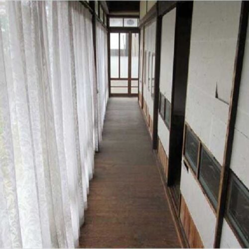 広島県三次市の物件。昔ながらの長い縁側はこの家屋の歴史を感じさせる。