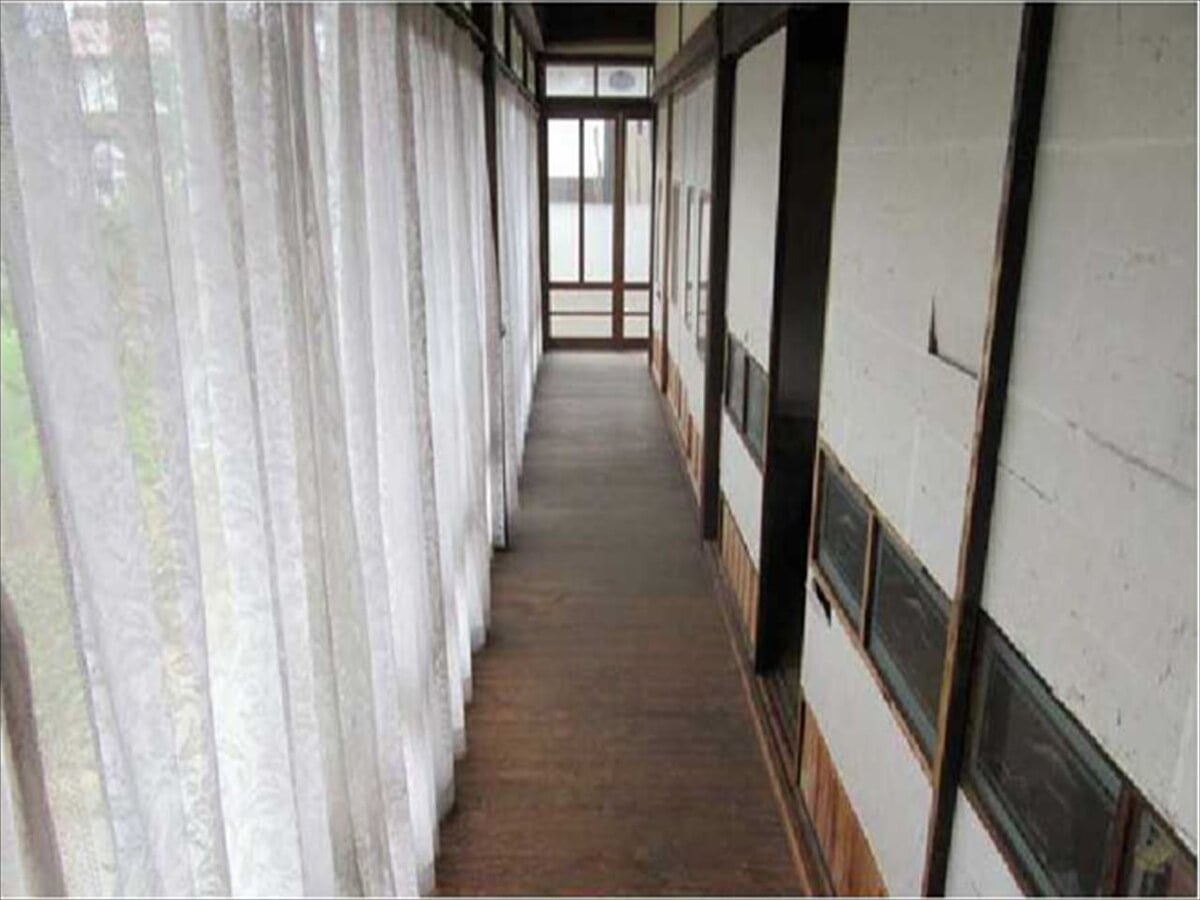 広島県三次市の物件。昔ながらの長い縁側はこの家屋の歴史を感じさせる。