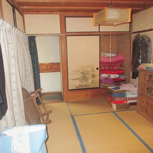 岩手県遠野市の物件の和室。押し入れがあり、収納も充分です