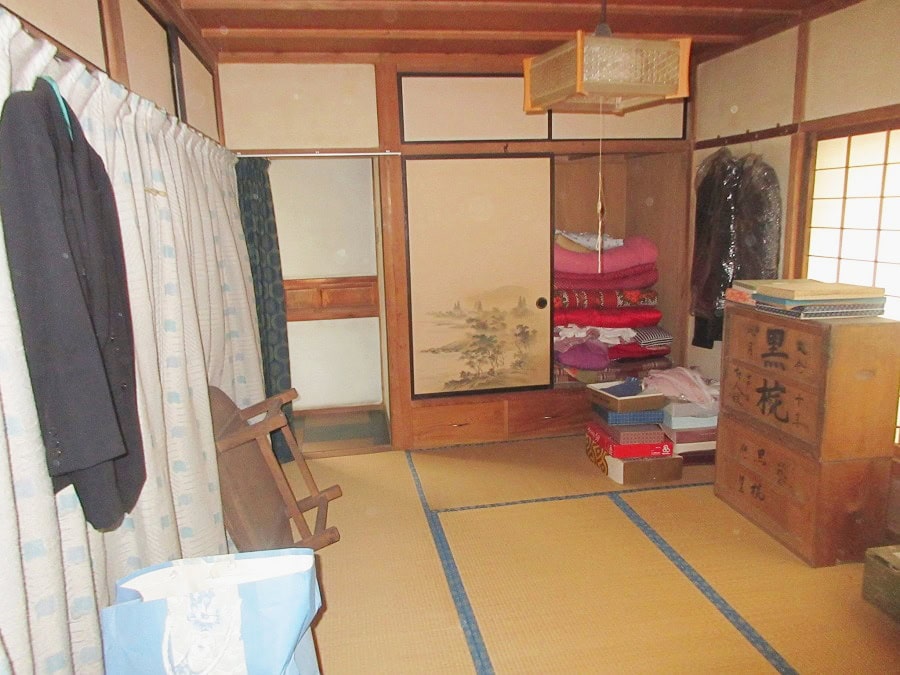 岩手県遠野市の物件の和室。押し入れがあり、収納も充分です