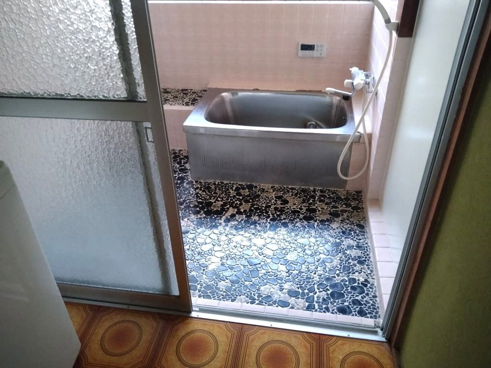 山口県宇部市の物件の風呂場。床のデザインがレトロ。日当たりもよさそう。