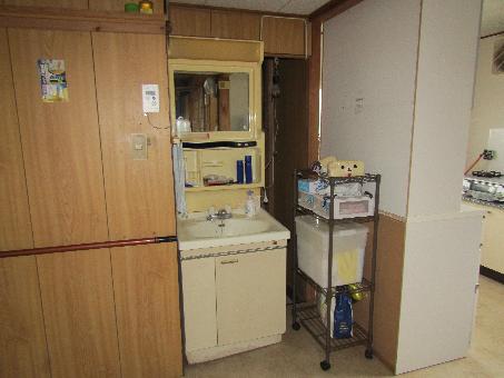 大分県杵築市の物件の洗面所。コンパクトにまとまっている。