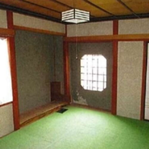 富山県南砺市にある物件の和室。室内は日当たり良好。