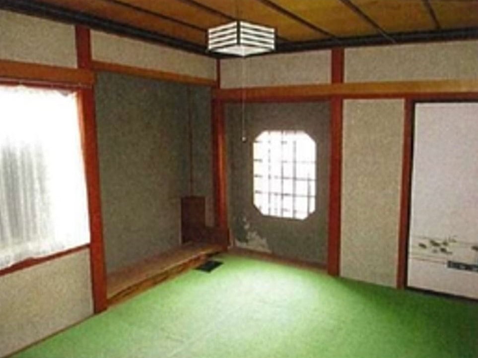 富山県南砺市にある物件の和室。室内は日当たり良好。