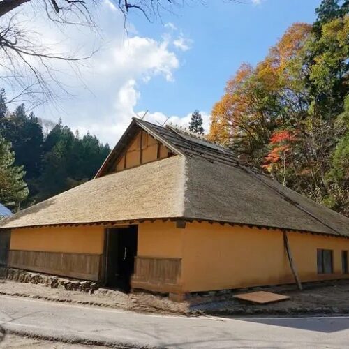 島根県雲南市の菅谷たたら山内にある｢菅谷高殿」