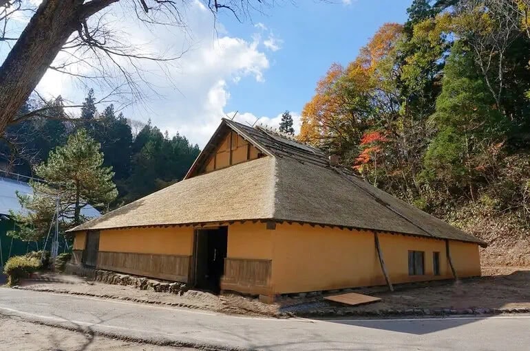 島根県雲南市の菅谷たたら山内にある｢菅谷高殿」